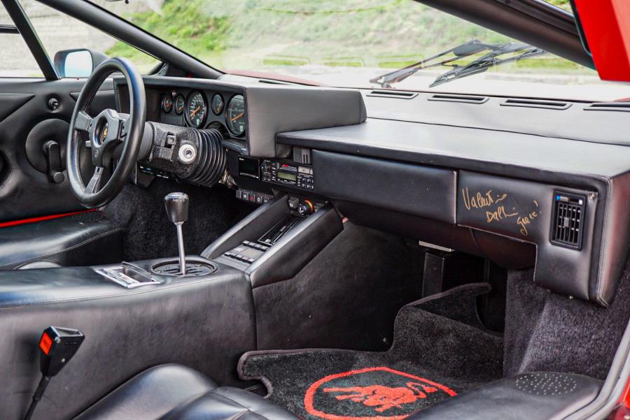 Интерьер Lamborghini Countach LP5000 S Quattrovalvole 1988 года  (фото 97 из 146)